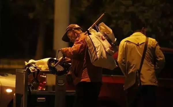 含著淚看完的！一位拾荒老人，溫暖了整個(gè)人間