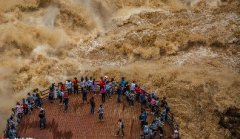 云南虎跳峽“超級山洪”：游客淡定拍照，作死